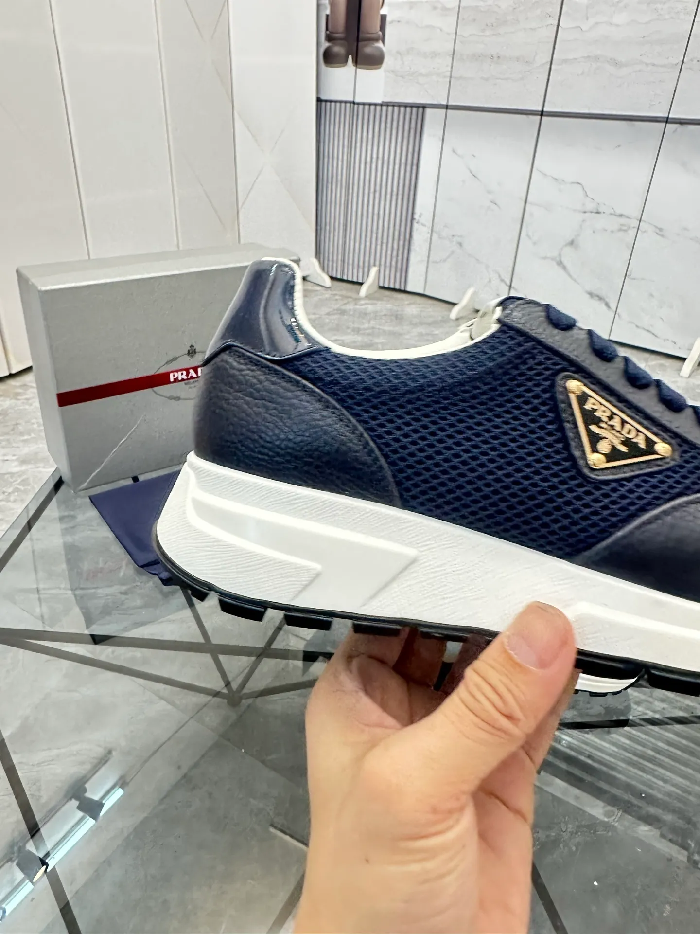 Men's shoes: 💰P600¥ High-end top quality Product trademark: Prada *"Prada*" low-top casual shoes Regular size: 38-45 (can be customized to 46) Product materials: imported first-layer cowhide stitching original material on the upper, water-dyed cowhide lining, cowhide foot pads, original outsole. No.: 001